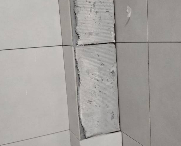 衡阳市瓷砖空鼓维修公司分享下瓷砖施工前基层浇水润湿程度不足，可能导致以下问题
