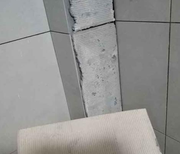 衡阳市瓷砖空鼓维修公司分享下厨房瓷砖脱落的补救措施。